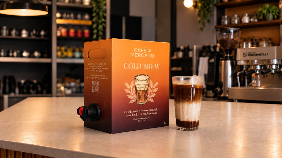 Embalagem do Cold Brew Café do Mercado com copo de café gelado